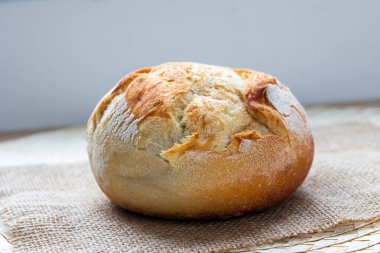 Mutfak masasında taze ekmek, seçici bir odak noktası.