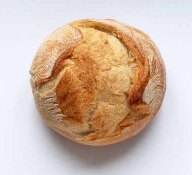 Beyaz zemin üzerinde taze pişmiş zanaatkar ekmeği, üst görünüm