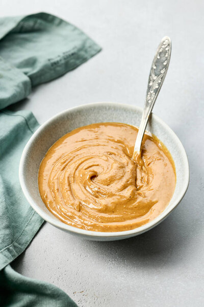 миска тайского арахисового соуса на белом столе домашней кухни