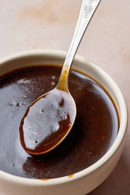 Bej mutfak masasında bir kase Çin sarımsak sosu.