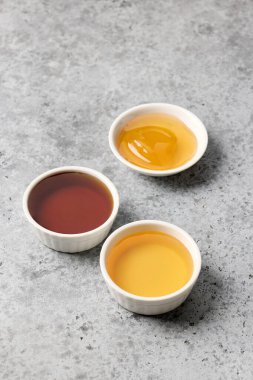 Mutfak arka planında çeşitli doğal tatlandırıcılar var.