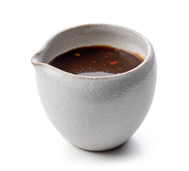 Beyaz arka planda izole edilmiş bir kase Çin barbeküsü sarımsaklı kahverengi sos.