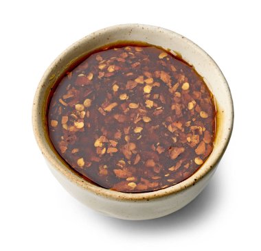 Beyaz arka planda izole edilmiş bir kase sıcak bal sosu.