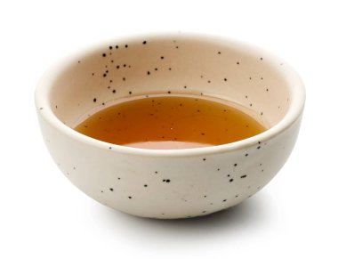 Beyaz arkaplanda izole edilmiş susam yağı kasesi