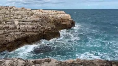 Deniz tavukları ve kayalar. Rocky sahil şeridi. Adriyatik Denizi manzaralı. Güney İtalya 'da yaz tatili. Yaz dönemi. Sakin su.