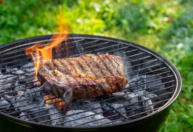 Kömür ızgarasında biftek ızgara.