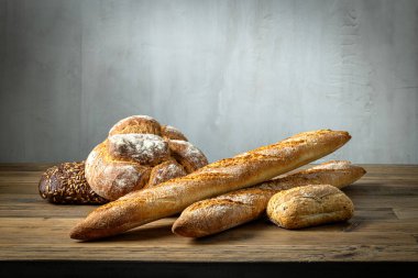 çeşitli taze fırınlanmış zanaatkar ekmeği