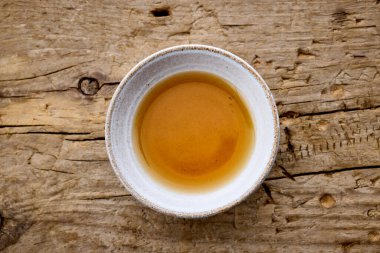 Kırsal ahşap mutfak masasında bir kase susam yağı.