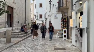 Polignano a Mare, İtalya - 16 Eylül 2024: Adriyatik Denizi üzerinde yer alan İtalya 'nın başkenti Bari, Apulia' da bir kasaba olan Polignano a Mare 'de gezen ve tadını çıkaran turistler