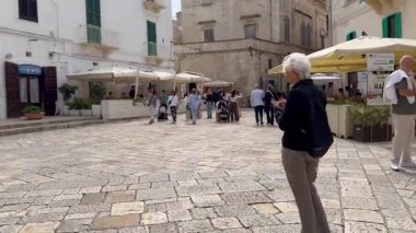 Polignano a Mare, İtalya - 16 Eylül 2024: Adriyatik Denizi üzerinde yer alan İtalya 'nın başkenti Bari, Apulia' da bir kasaba olan Polignano a Mare 'de gezen ve tadını çıkaran turistler