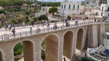 İtalya 'nın güneyindeki manzaralı sahil kasabası, İtalya' nın Puglia kentindeki Polignano a Mare, Adriyatik Denizi kıyısındaki İtalyan köyü Polignano 'nun panoramik manzarası, İtalya' nın geleneksel turistik tarihi kenti 
