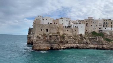 İtalya 'nın güneyindeki manzaralı sahil kasabası, İtalya' nın Puglia kentindeki Polignano a Mare, Adriyatik Denizi kıyısındaki İtalyan köyü Polignano 'nun panoramik manzarası, İtalya' nın geleneksel turistik tarihi kenti. 