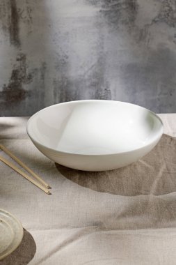 Modern restoran masasında boş beyaz kase