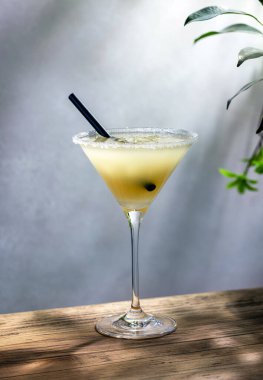 Güneşli ahşap masada bir bardak kokteyl pina colada 