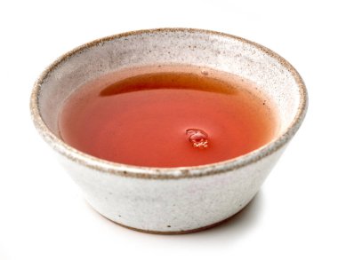 Beyaz arkaplanda izole edilmiş kırmızı şarap sirkesi.