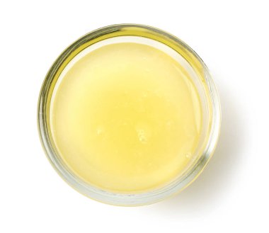 Beyaz arka planda izole edilmiş bir vazo limon suyu.