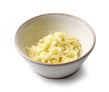 Beyaz arka planda izole edilmiş bir kase zencefil.