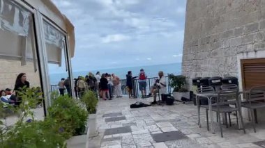 Polignano a Mare, İtalya - 16 Eylül 2024: Adriyatik Denizi üzerinde yer alan İtalya 'nın başkenti Bari, Apulia' da bir kasaba olan Polignano a Mare 'de gezen ve tadını çıkaran turistler