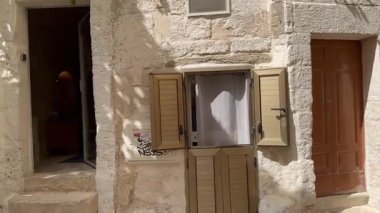 Polignano a Mare, İtalya - 16 Eylül 2024: Adriyatik Denizi üzerinde yer alan İtalya 'nın başkenti Bari, Apulia' da bir kasaba olan Polignano a Mare 'de gezen ve tadını çıkaran turistler
