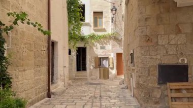 Polignano a Mare, İtalya - 16 Eylül 2024: Adriyatik Denizi üzerinde yer alan İtalya 'nın başkenti Bari, Apulia' da bir kasaba olan Polignano a Mare 'de gezen ve tadını çıkaran turistler