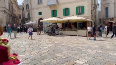 Polignano a Mare, İtalya - 16 Eylül 2024: Adriyatik Denizi üzerinde yer alan İtalya 'nın başkenti Bari, Apulia' da bir kasaba olan Polignano a Mare 'de gezen ve tadını çıkaran turistler