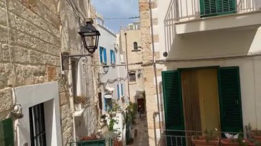Polignano a Mare, İtalya - 16 Eylül 2024: Adriyatik Denizi üzerinde yer alan İtalya 'nın başkenti Bari, Apulia' da bir kasaba olan Polignano a Mare 'de gezen ve tadını çıkaran turistler