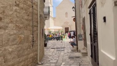 Polignano a Mare, İtalya - 16 Eylül 2024: Adriyatik Denizi üzerinde yer alan İtalya 'nın başkenti Bari, Apulia' da bir kasaba olan Polignano a Mare 'de gezen ve tadını çıkaran turistler