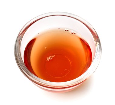 Beyaz arka planda izole edilmiş kırmızı şarap sirkesi.