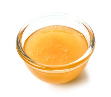 Bal beyaz arka plan üzerinde izole kase