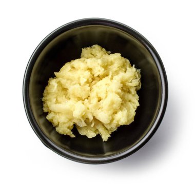 Beyaz arka planda izole edilmiş bir kase zencefil.