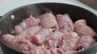 Taze çiğ tavuk butları et dolgulu rulo tavada kızartma, sağlıklı yemek yapma süreci, yakın çekim.