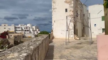 İtalya 'nın güneyindeki manzaralı sahil kasabası, İtalya' nın Puglia kentindeki Polignano a Mare, Adriyatik Denizi kıyısındaki İtalyan köyü Polignano 'nun panoramik manzarası, İtalya' nın geleneksel turistik tarihi kenti 