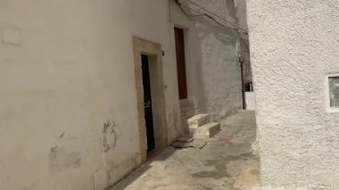 İtalya 'nın güneyindeki manzaralı sahil kasabası, İtalya' nın Puglia kentindeki Polignano a Mare, Adriyatik Denizi kıyısındaki İtalyan köyü Polignano 'nun panoramik manzarası, İtalya' nın geleneksel turistik tarihi kenti 