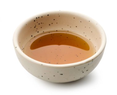 Beyaz arkaplanda izole edilmiş susam yağı kasesi