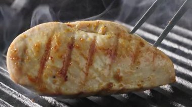 Aşçı, sağlıklı bir yemek hazırlamak için tavuklu fileto pişiriyor. Yemekler yakın plan.