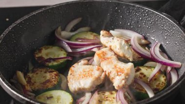 Aşçı kızarmış tavuk fileto tavaya et parçaları koydu.