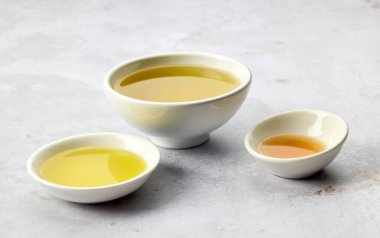 Mutfak masasının arka planında çeşitli aromatik yağlar var.