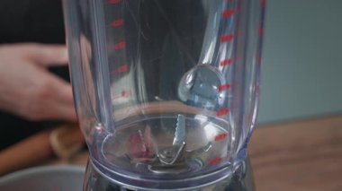 Aşçı blender kavanozuna doğranmış sebze, kırmızı ve yeşil biber koyar. Sağlıklı gazpacho çorbası yapma süreci, yakın plan yemek.