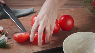 Aşçı ahşap mutfak tahtasına taze kırmızı domates kesti. Yemek yakın çekim, gazpacho çorbası ya da salata yapma süreci