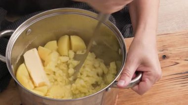 Tencereye patates püresi yapmak, tereyağı eklemek.
