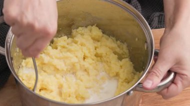 Tencereye patates püresi yapmak, süt eklemek. 