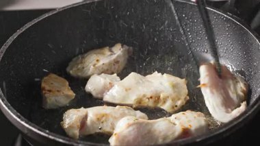 Kızarmış patates kızartması dilimlenmiş tavuk fileto, tavada baharat ve sıcak yağla lezzetli sağlıklı yemek, yakın çekim hazırlamak için.