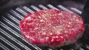 Sıcak ızgarada biberli taze kırmızı et ve yakın plan yemek.