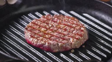 Sıcak ızgara tavada taze et, yakın plan yemek.