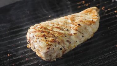 Aşçı, sağlıklı bir yemek hazırlamak için tavuklu fileto pişiriyor. Yemekler yakın plan.