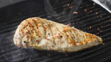 Aşçı, sağlıklı bir yemek hazırlamak için tavuklu fileto pişiriyor. Yemekler yakın plan.