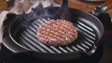 Kızarmış tavada taze et, yakın plan yemek, ters çevir.