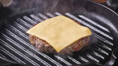 Kızarmış tavada peynir dilimlenmiş taze et, yakın plan yemek, yakınlaştırma.