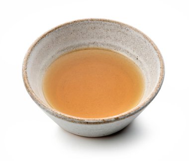 Beyaz arkaplanda izole edilmiş susam yağı kasesi