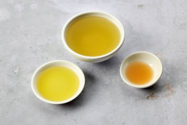 Mutfak arka planında çeşitli yağlar var.